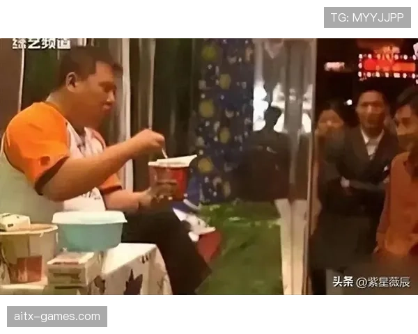 刷到庞伟家居照——一排名表像橱窗，桌上却摆着泡面杯，我笑岔气