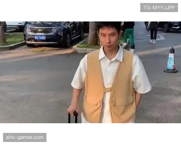 看到杨舒予的机场照，随手一摆像把我两年工资打包走